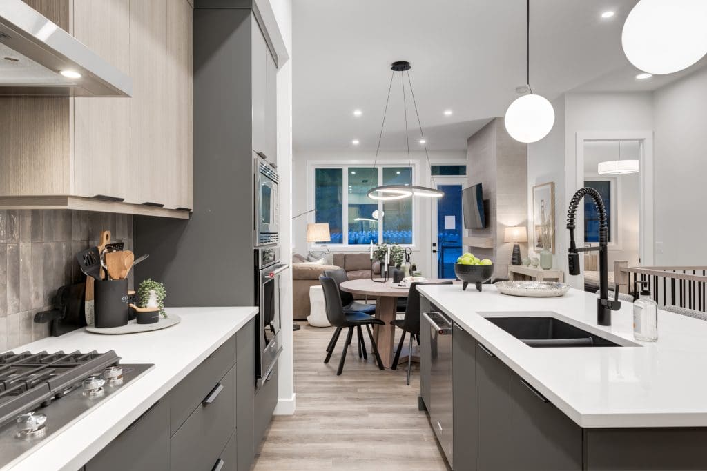 Contrast cabinetry Kitchen